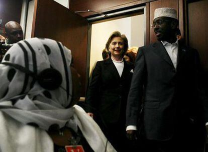 La secretaria de Estado de EE UU, Hillary Clinton (c), y el presidente somalí, Sharif Sheikh Ahmed (d), atienden una rueda de prensa en la embajada estadounidense en Nairobi