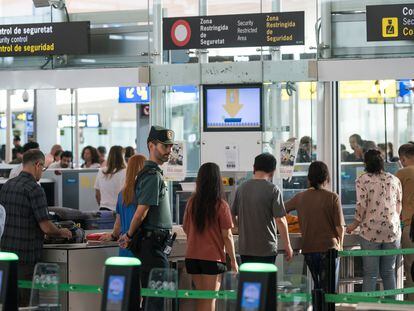 Un control de pasajeros, en el aeropuerto de El Prat de Barcelona.