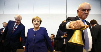 Desde la izquierda, el lider bávaro Horst Seehofer, la canciller Angela Merkel y Volker Kauder, jefe parlamentario de la CDU, el martes en Berlín.