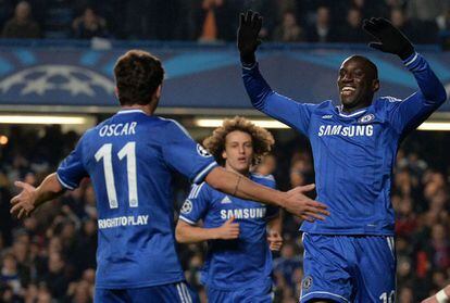 Demba Ba celebra un gol con Oscar.