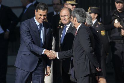 El presidente del Gobierno, Pedro Sánchez, y el presidente del Tribunal Supremo, Carlos Lesmes, se saludan a su llegada al Congreso.
