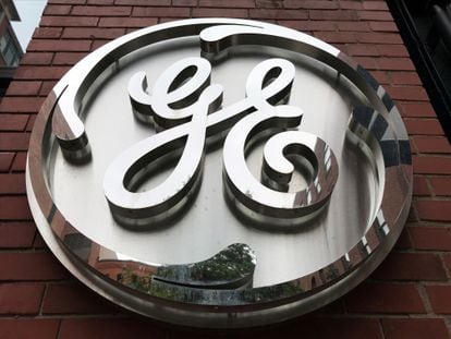 El logo de General Electric en los cuarteles generales de la compañía, en Boston.