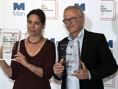 La traductora Jessica Cohen y el escritor David Grossman, en Londres tras recibir el premio Man Booker.