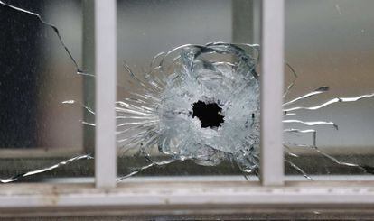 Impacto de una bala en una ventana tras el atentado en las oficinas de París de Charlie Hebdo.