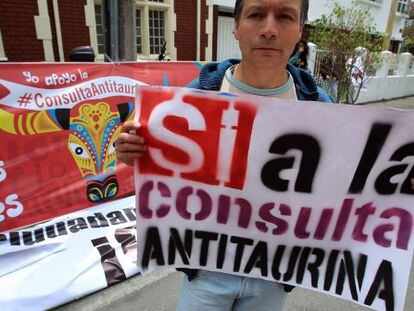 Un manifestante antitaurino en Bogot&aacute;.  
