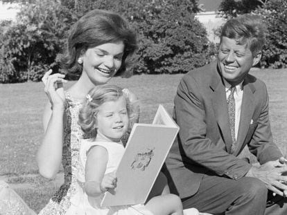 John F. Kennedy, cuando era senador, con su esposa, Jacqueline, y su hija, Caroline, en 1960.