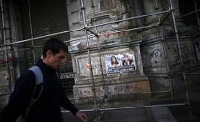 Un hombre pasea por delant de un poster de la presidente Cristina Fern&aacute;ndez de Kirchner en Buenos Aires. 