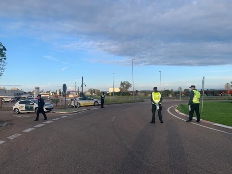 Agentes de la Guardia Civil en un control de carreteras en Extremadura el pasado día 14.