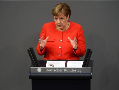 La canciller alemana, Angela Merkel, se dirige al Bundestag, este jueves, en Berlín.