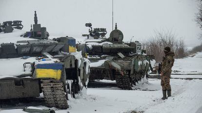 Un soldado ucranio con tanques del ejército ruso.
