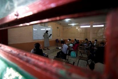 Un salón de clases el 30 de agosto de 2021, cuando los estudiantes volvieron a clases presenciales, en Ciudad de México.