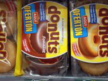 Paquetes de Donuts en un supermercado.