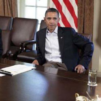 Barack Obama, en el centro, junto al presidente de la Cámara de Representantes John Boehner (a la derecha) y al líder de la mayoría demócrata en el Senado Harry Reid, el viernes 23 de julio en Washington.
