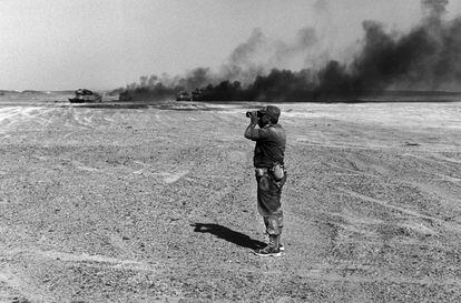 8 de junio de 1967. Ariel Sharon observa a través de unos prismáticos la península del Sinaí, durante la Guerra de los Seis Días, donde comandó una de las tres divisiones del frente Sinaí.