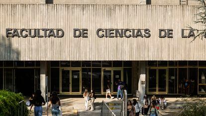 Ambiente a la entrada de la facultad de Ciencias de la Información de la Universidad Complutense de Madrid, el pasado 11 de septiembre.
