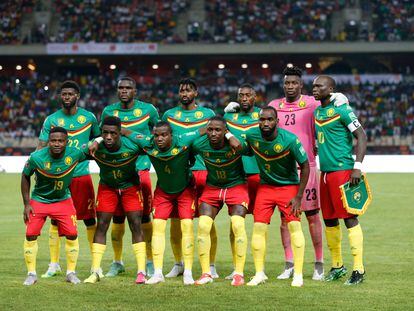 El equipo de Camerún posa antes de un partido.