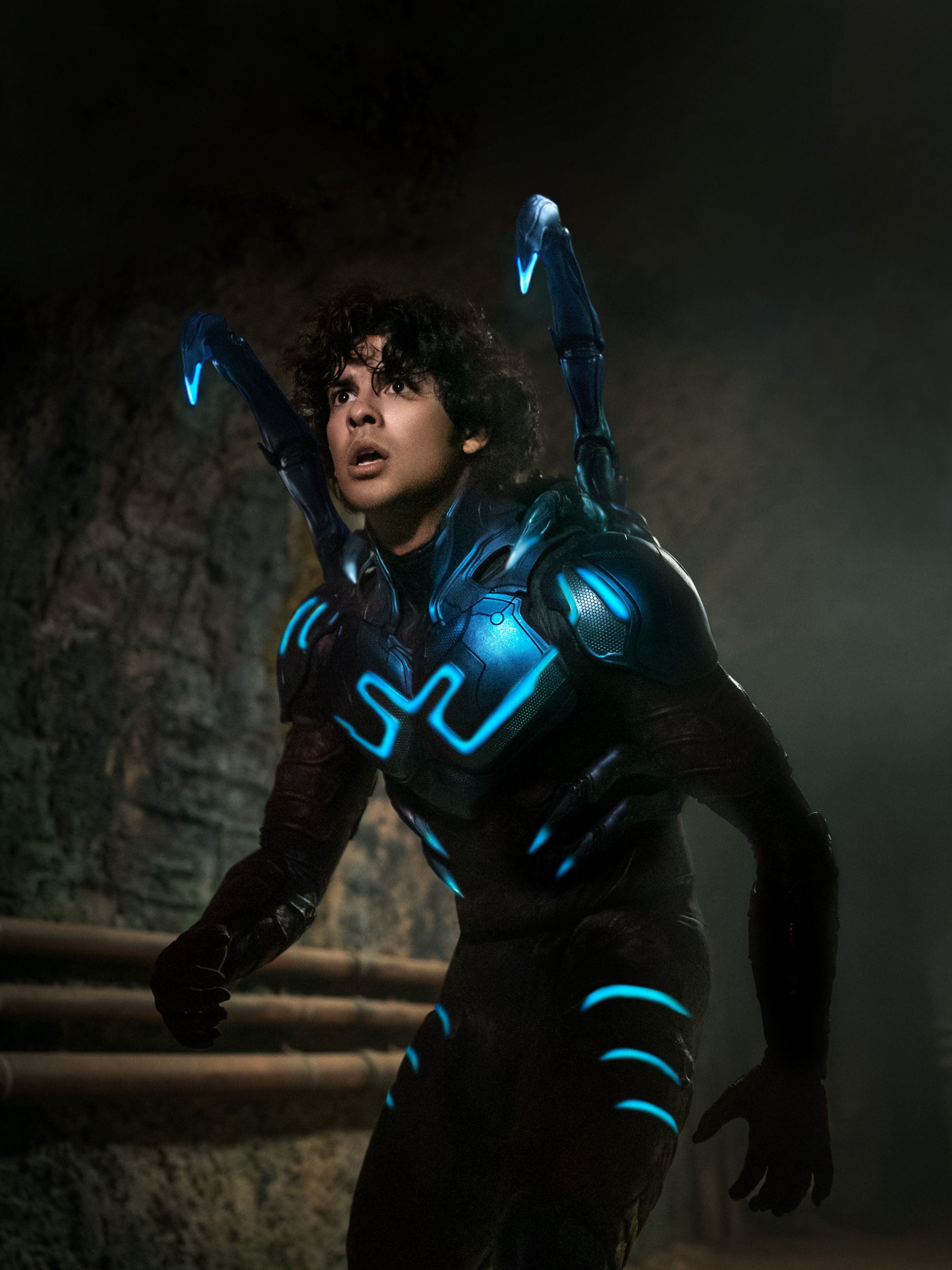 El actor estadounidense Xolo Maridueña interpreta a Jaime Reyes, quien se convierte en el superhéroe Blue Beetle.