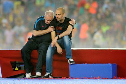 Carlos Naval, delegado del Barça, abraza a Guardiola.