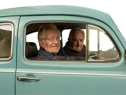 Noam Chomsky Pepe Mujica, a bordo del automóvil del expresidente, en una imagen promocional del documental 'Chomsky & Mújica'.
