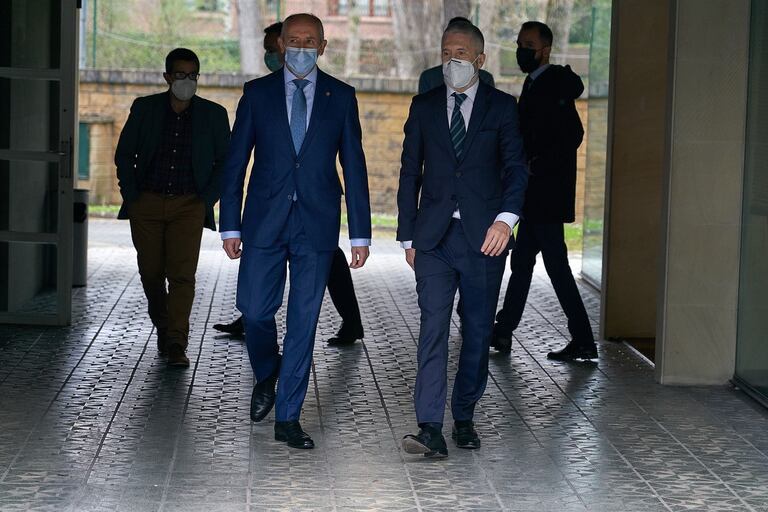 El ministro del Interior, Fernando Grande-Marlaska, y el consejero de Seguridad, Josu Erkoreka, antes de reunirse este viernes en Vitoria.