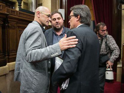 Ra&uuml;l Romeva, Oriol Junqueras y Artur Mas en el Parlament. 
