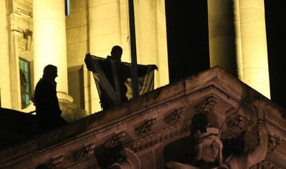 Trabajadores del ayuntamiento de Belfast bajan la bandera brit&aacute;nica que ondeaba en el edificio por el cumplea&ntilde;os de la princesa Catalina.