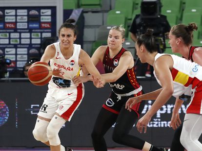 Alba Torrens en acción ante Elise Ramete durante la final del Eurobasket femenino, este domingo.