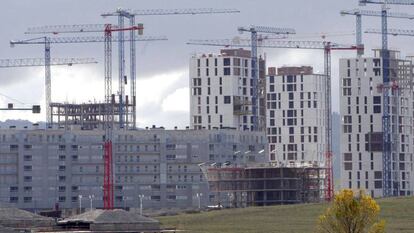 En la imagen, varios edificios de viviendas en construcción. EFE/Archivo