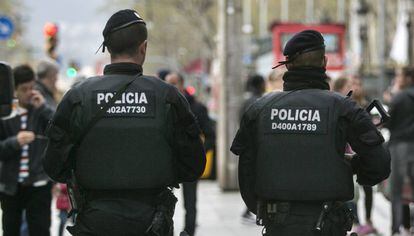 Dos mossos d&#039;esquadra.