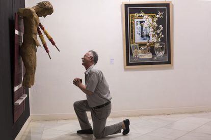 Nazario entre una de las esculturas de su pareja, Alejandro Molina, y una de sus acuarelas. 