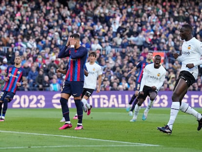 Ferran Torres se lamenta tras fallar un penalti durante el partido de LaLiga entre Barcelona y Valencia, este domingo en el Camp Nou.