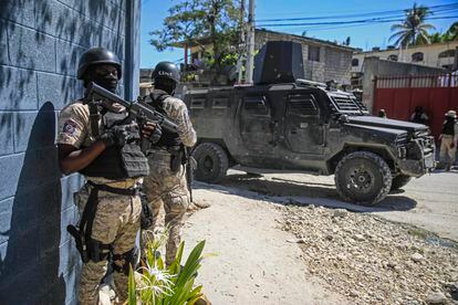 La policía patrulla las calles de Puerto Príncipe. 