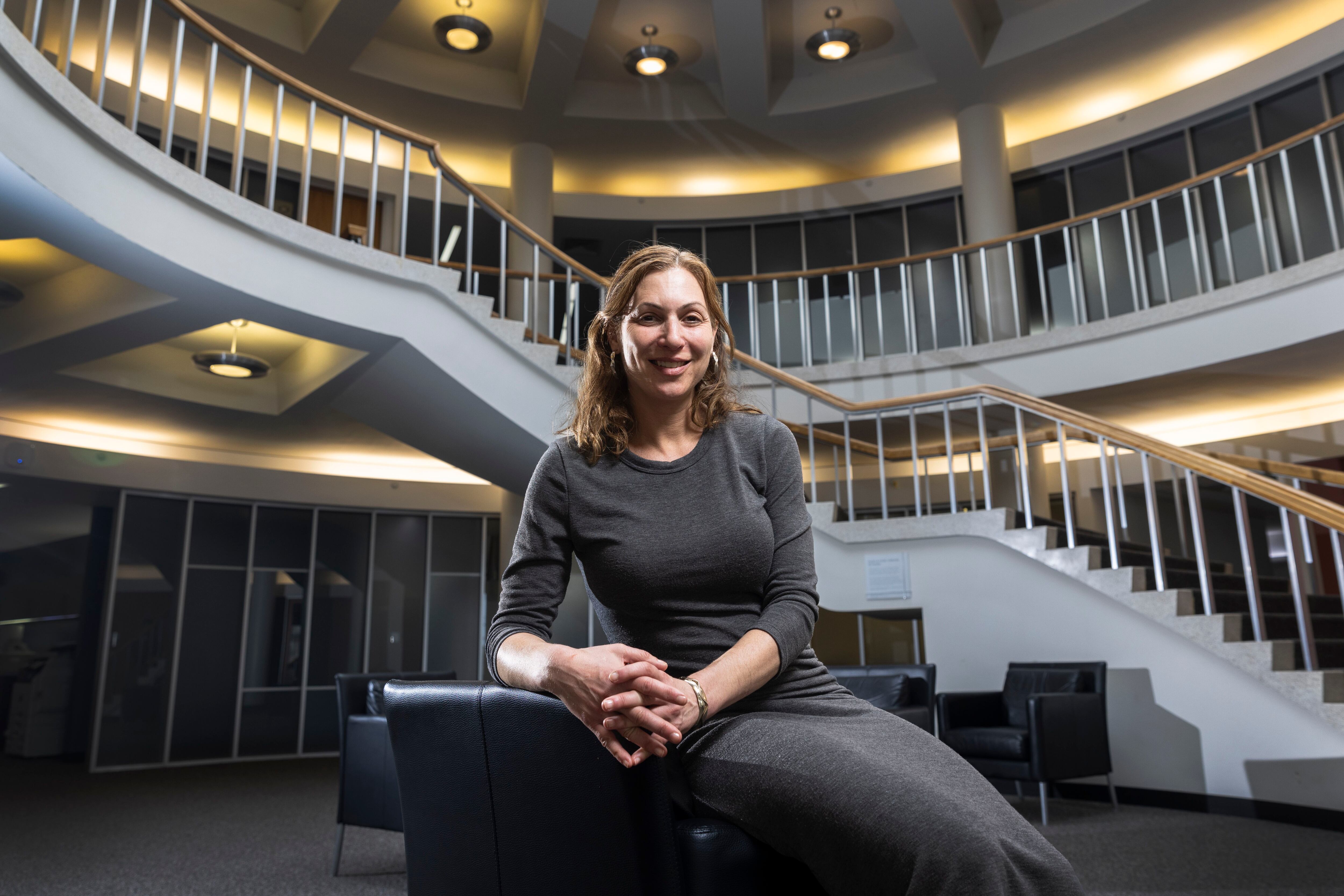 Lara Bazelon, professora de direito e escritora da Universidade de São Francisco, está trabalhando abnegadamente no caso do presidiário Kevin Cooper.  A foto foi tirada no departamento da universidade que dirige.