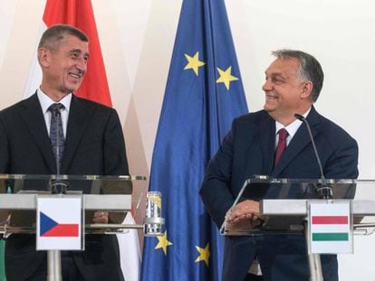 El primer ministro checo, Andrej Babis (izquierda), y su homólogo húngaro, Viktor Orbán, este martes en Praga.