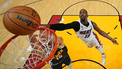 Nikola Jokic pelea un rebote con Bam Adebayo.