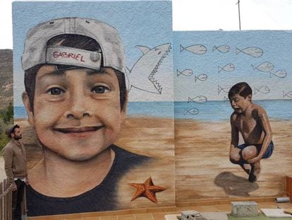 Mural gigante en homenaje a Gabriel realizado por Mikel Herrero (en la imagen) y Olaia Chocarro.