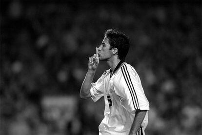 Raúl celebra su gol mandando callar a la grada azulgrana tras marcar su segundo tanto, en octubre de 1999