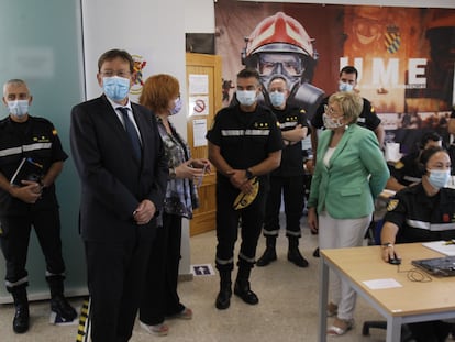 Ximo Puig, junto a la delegada del Gobierno, Gloria Calero, y la consejera de Sanidad, Ana Barceló, en su visita a la Unidad de Vigilancia Epidemiológica del Cuartel Militar Jaume I.