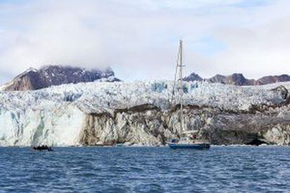 Un velero frente al glaciar Lilliehøøk, en el archipiélago de Svalbard (Noruega).