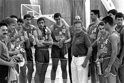 Antonio Díaz Miguel, rodeado de los jugadores de España en los Juegos Olímpicos de Barcelona 92.