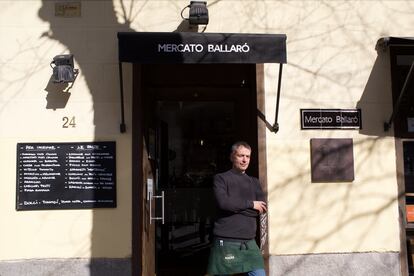 El camarero Branko Mrakić, en el restaurante Mercato Ballaró (Madrid).