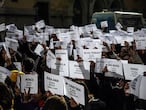 Concentración frente al Ayuntamiento de Madrid en contra de la violencia machista, en la que han sostenido carteles con los nombres de las mujeres asesinadas a mano de sus parejas en España desde 2003.