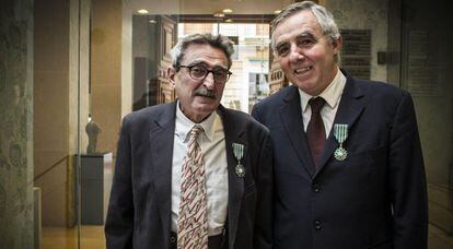 Carlos Pérez y José Lebrero con la medalla de la Orden de las Artes de Francia