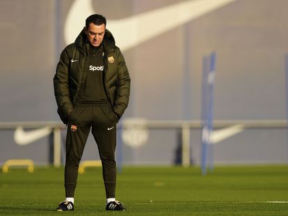 El entrenador del FCBarcelona, Xavi Hernández, durante un entrenamiento que el equipo azulgrana ha realizado en la ciudad deportiva Joan Gamper.