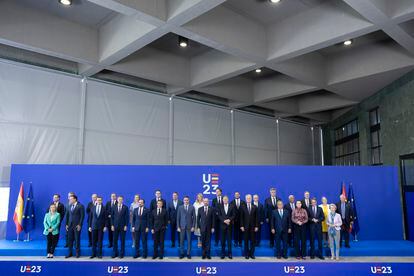 Mandatarios de los países de la UE en la foto de familia de la reunión del Consejo Europeo Informal (EUCO), celebrada este viernes en Granada.