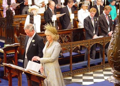 Carlos de Inglaterra y Camilla Parker-Bowles, el día de su boda, el 9 de abril de 2005.