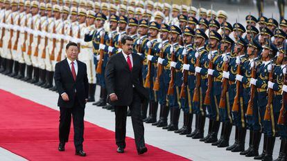 Nicolás Maduro, junto a Xi Jinping, durante la ceremonia de bienvenida, en Pekín el pasado septiembre.