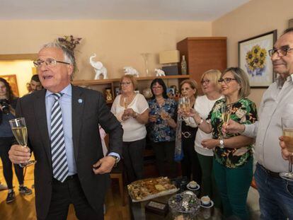 El alcaldable del PP en la casa de la vecina Neus Ros, en Nou Barris.