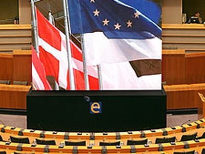 Sede del Parlamento Europeo con las banderas de los 25 miembros.