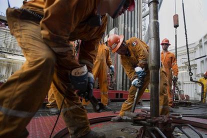 Trabajadores de Pemex trabajan en la extracción de crudo.